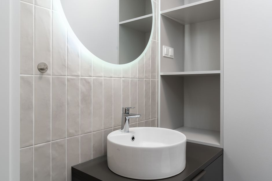 how to make a small bathroom feel bigger